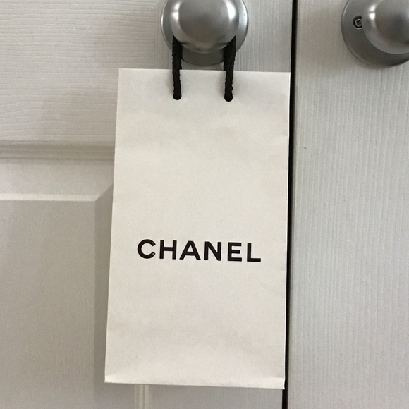CHANEL Set of 2 white/black paper shopping bags and white/black Chanel ribbon - Picture 4 of 7